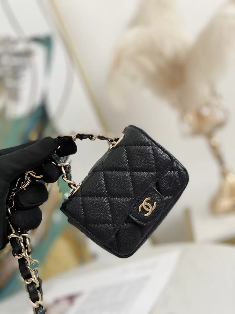 This cute little piece has a rich vintage feel like Grandma Xiang in the 1990s! The size of a small card bag is a very high fashion item~super cute and worth collecting! It can be used as a waist chain. It can also be used as an accessory on other bags!