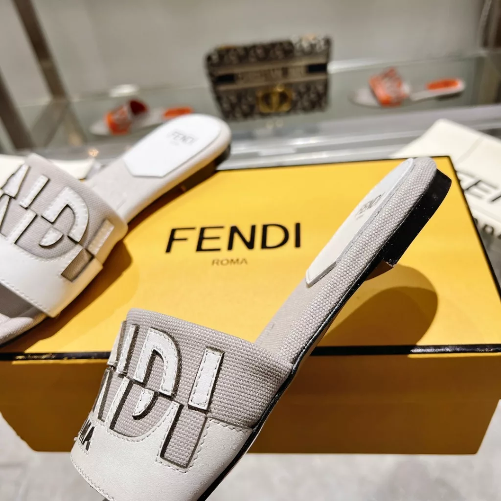 FENDI Signature Sandals 23 spring and summer new color scheme renewal environmental concept more use of woven materials textile fabric sheepskin inside