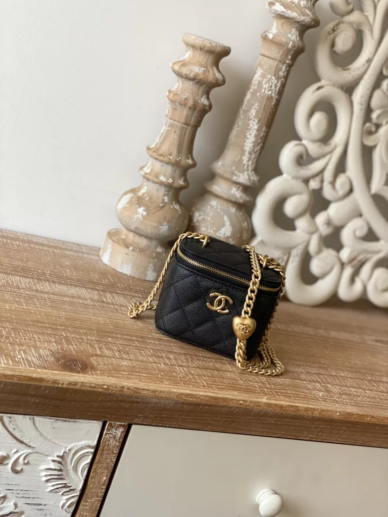 Large spot channel 🌱 Classic chain love ball cosmetic bag