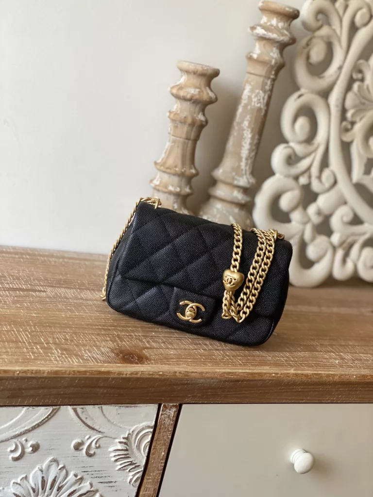 It's needless to say how hot Chanel's Golden Globe is. It's hard to buy 5 stars at the counter. This season, we will launch a new love model. Hurry to get it! 💕