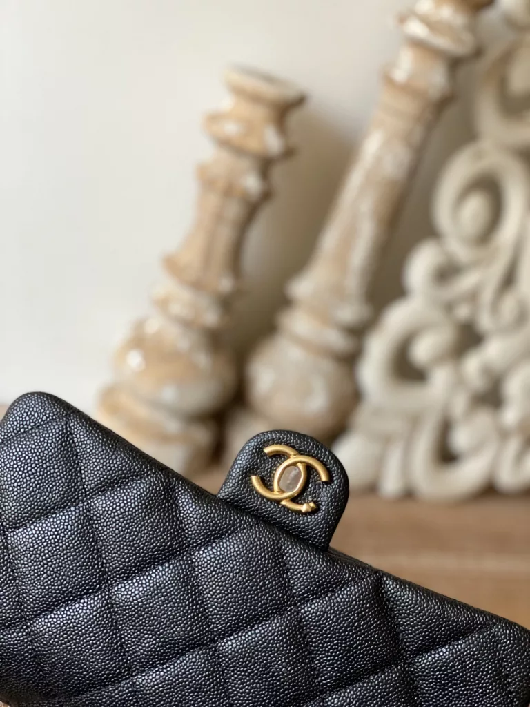 It's needless to say how hot Chanel's Golden Globe is. It's hard to buy 5 stars at the counter. This season, we will launch a new love model. Hurry to get it! 💕