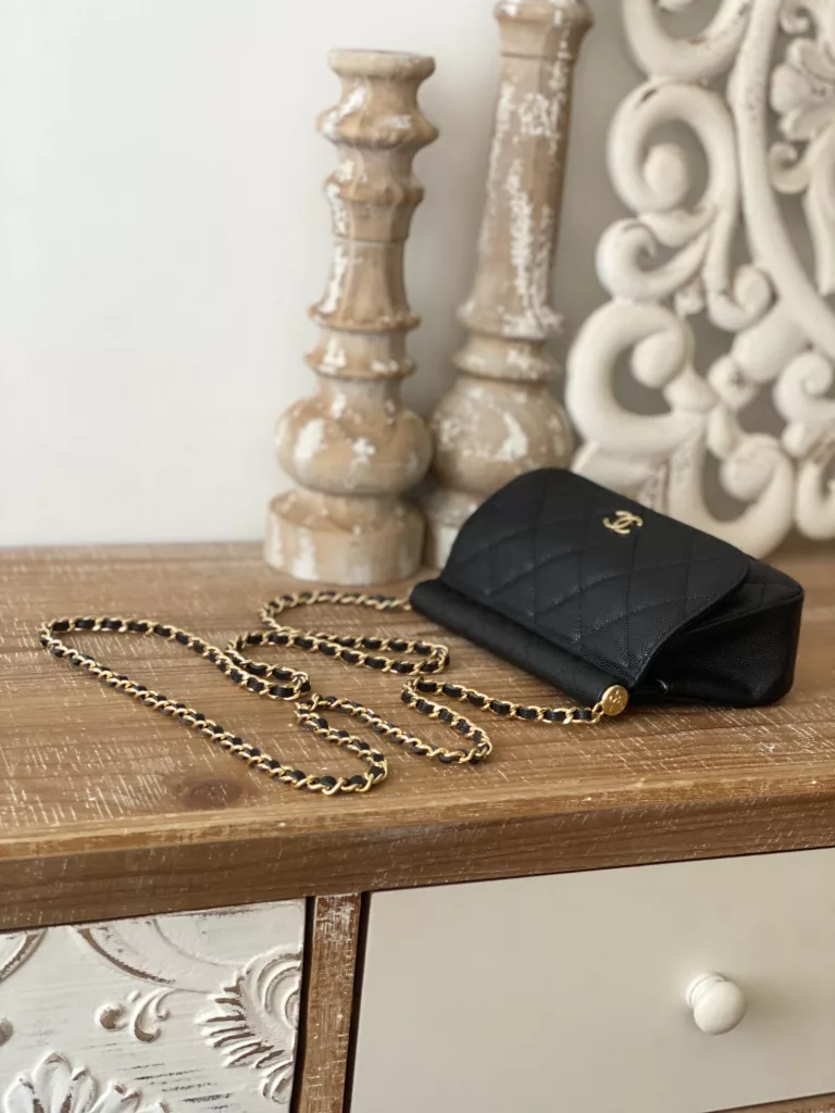 A good thing about a level is It's it! It's it! That's it! 22K hot black gold flap bag AP3004 🌷 Size: 11X12X5cm This time the flap bag is made of two different fabric versions ♥ ☘ One is the continuation of the classic caviar cowhide, and the other is the patent leather fabric that often appears in the 22K bag this year. Its body is not big enough to hold a mobile phone, but it can hold a necessary gadget such as a red cake car key. So it is not a small waste ticket in general, but! 💋 One of the highlights of this bag is that its overall square bag shape and round lines can play a very good role in decoration. The size of the bag is not small. It is just right for decoration. Whether it is a cardigan/overcoat in autumn and winter or a T-shirt and sweater in spring and summer, it is completely not abrupt. It is still the full texture of Chanel's house. All Chanel fans, come in quickly