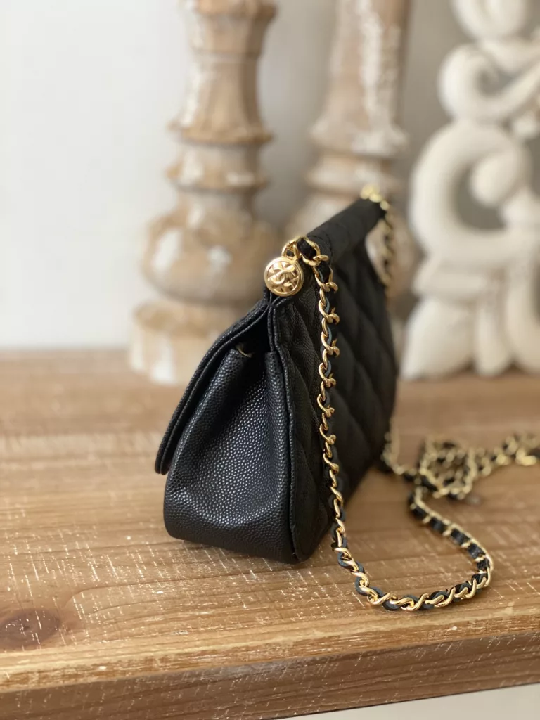 A good thing about a level is It's it! It's it! That's it! 22K hot black gold flap bag AP3004 🌷 Size: 11X12X5cm This time the flap bag is made of two different fabric versions ♥ ☘ One is the continuation of the classic caviar cowhide, and the other is the patent leather fabric that often appears in the 22K bag this year. Its body is not big enough to hold a mobile phone, but it can hold a necessary gadget such as a red cake car key. So it is not a small waste ticket in general, but! 💋 One of the highlights of this bag is that its overall square bag shape and round lines can play a very good role in decoration. The size of the bag is not small. It is just right for decoration. Whether it is a cardigan/overcoat in autumn and winter or a T-shirt and sweater in spring and summer, it is completely not abrupt. It is still the full texture of Chanel's house. All Chanel fans, come in quickly