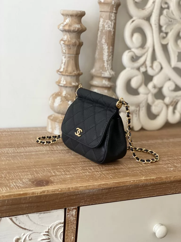 A good thing about a level is It's it! It's it! That's it! 22K hot black gold flap bag AP3004 🌷 Size: 11X12X5cm This time the flap bag is made of two different fabric versions ♥ ☘ One is the continuation of the classic caviar cowhide, and the other is the patent leather fabric that often appears in the 22K bag this year. Its body is not big enough to hold a mobile phone, but it can hold a necessary gadget such as a red cake car key. So it is not a small waste ticket in general, but! 💋 One of the highlights of this bag is that its overall square bag shape and round lines can play a very good role in decoration. The size of the bag is not small. It is just right for decoration. Whether it is a cardigan/overcoat in autumn and winter or a T-shirt and sweater in spring and summer, it is completely not abrupt. It is still the full texture of Chanel's house. All Chanel fans, come in quickly