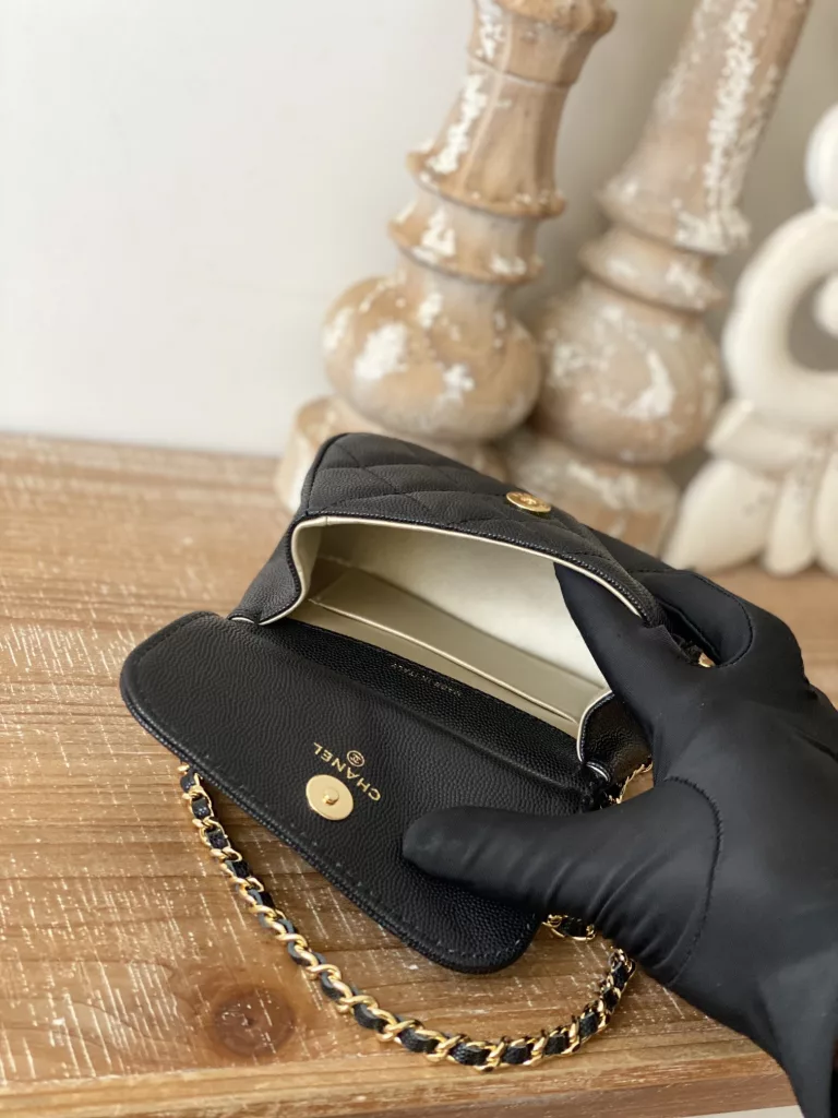 A good thing about a level is It's it! It's it! That's it! 22K hot black gold flap bag AP3004 🌷 Size: 11X12X5cm This time the flap bag is made of two different fabric versions ♥ ☘ One is the continuation of the classic caviar cowhide, and the other is the patent leather fabric that often appears in the 22K bag this year. Its body is not big enough to hold a mobile phone, but it can hold a necessary gadget such as a red cake car key. So it is not a small waste ticket in general, but! 💋 One of the highlights of this bag is that its overall square bag shape and round lines can play a very good role in decoration. The size of the bag is not small. It is just right for decoration. Whether it is a cardigan/overcoat in autumn and winter or a T-shirt and sweater in spring and summer, it is completely not abrupt. It is still the full texture of Chanel's house. All Chanel fans, come in quickly