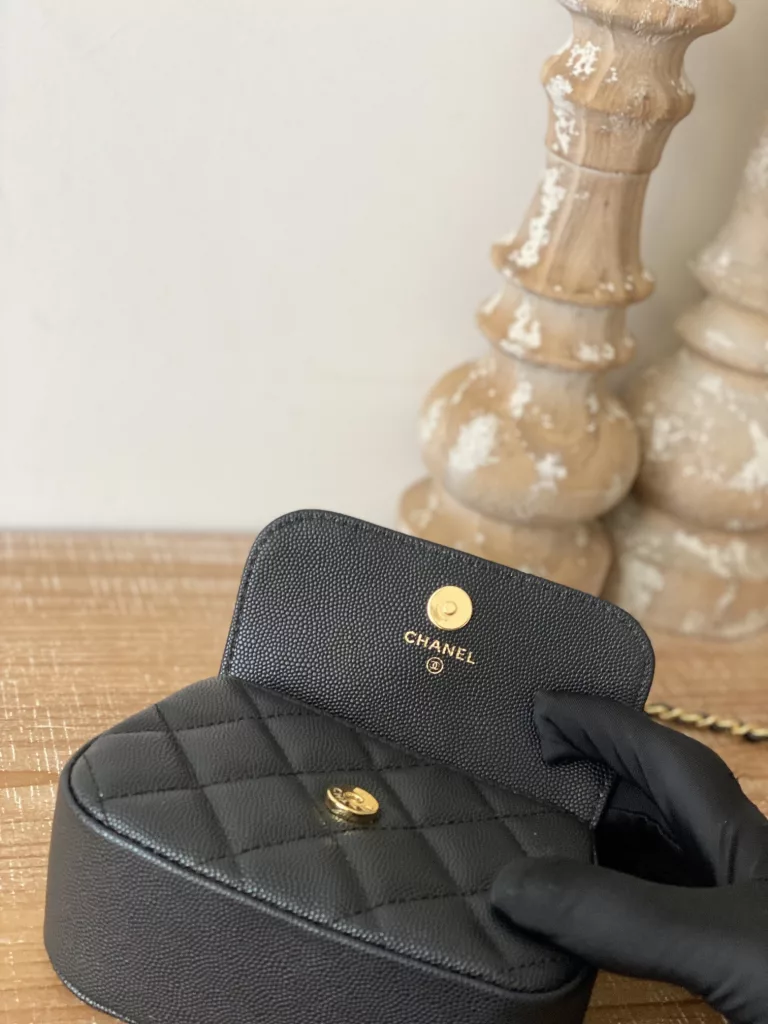 A good thing about a level is It's it! It's it! That's it! 22K hot black gold flap bag AP3004 🌷 Size: 11X12X5cm This time the flap bag is made of two different fabric versions ♥ ☘ One is the continuation of the classic caviar cowhide, and the other is the patent leather fabric that often appears in the 22K bag this year. Its body is not big enough to hold a mobile phone, but it can hold a necessary gadget such as a red cake car key. So it is not a small waste ticket in general, but! 💋 One of the highlights of this bag is that its overall square bag shape and round lines can play a very good role in decoration. The size of the bag is not small. It is just right for decoration. Whether it is a cardigan/overcoat in autumn and winter or a T-shirt and sweater in spring and summer, it is completely not abrupt. It is still the full texture of Chanel's house. All Chanel fans, come in quickly