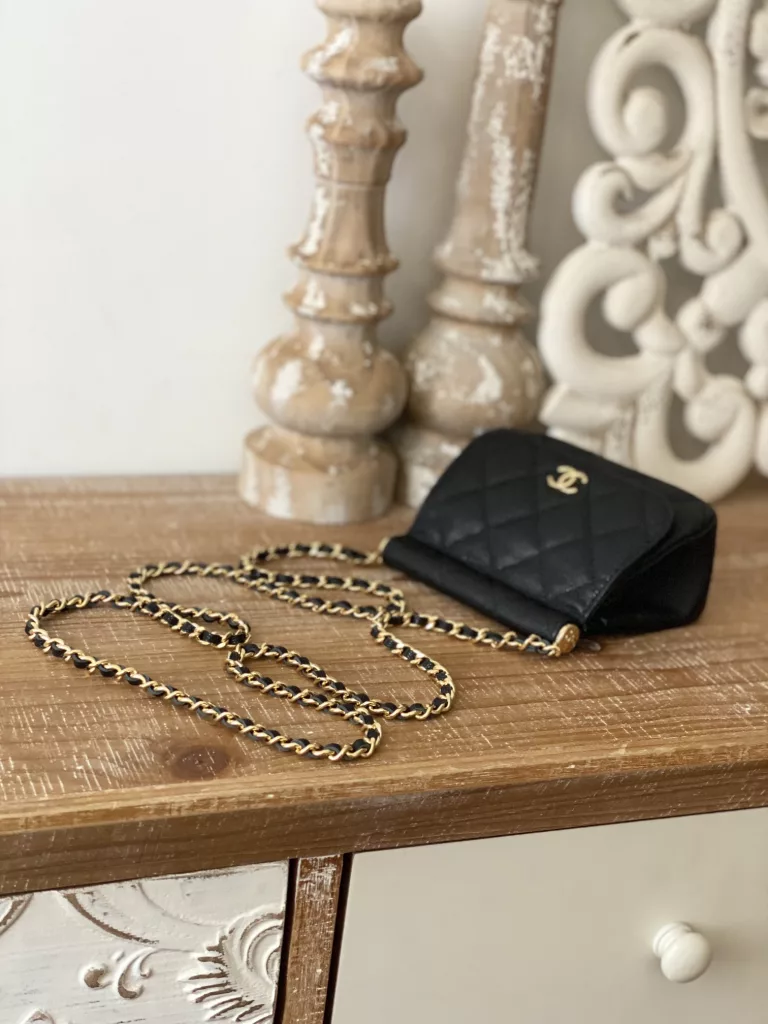 A good thing about a level is It's it! It's it! That's it! 22K hot black gold flap bag AP3004 🌷 Size: 11X12X5cm This time the flap bag is made of two different fabric versions ♥ ☘ One is the continuation of the classic caviar cowhide, and the other is the patent leather fabric that often appears in the 22K bag this year. Its body is not big enough to hold a mobile phone, but it can hold a necessary gadget such as a red cake car key. So it is not a small waste ticket in general, but! 💋 One of the highlights of this bag is that its overall square bag shape and round lines can play a very good role in decoration. The size of the bag is not small. It is just right for decoration. Whether it is a cardigan/overcoat in autumn and winter or a T-shirt and sweater in spring and summer, it is completely not abrupt. It is still the full texture of Chanel's house. All Chanel fans, come in quickly