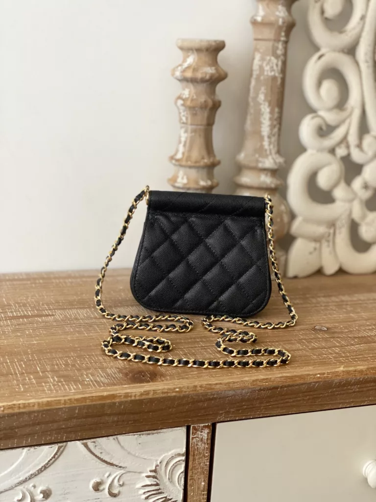 A good thing about a level is It's it! It's it! That's it! 22K hot black gold flap bag AP3004 🌷 Size: 11X12X5cm This time the flap bag is made of two different fabric versions ♥ ☘ One is the continuation of the classic caviar cowhide, and the other is the patent leather fabric that often appears in the 22K bag this year. Its body is not big enough to hold a mobile phone, but it can hold a necessary gadget such as a red cake car key. So it is not a small waste ticket in general, but! 💋 One of the highlights of this bag is that its overall square bag shape and round lines can play a very good role in decoration. The size of the bag is not small. It is just right for decoration. Whether it is a cardigan/overcoat in autumn and winter or a T-shirt and sweater in spring and summer, it is completely not abrupt. It is still the full texture of Chanel's house. All Chanel fans, come in quickly