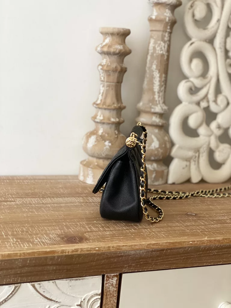 A good thing about a level is It's it! It's it! That's it! 22K hot black gold flap bag AP3004 🌷 Size: 11X12X5cm This time the flap bag is made of two different fabric versions ♥ ☘ One is the continuation of the classic caviar cowhide, and the other is the patent leather fabric that often appears in the 22K bag this year. Its body is not big enough to hold a mobile phone, but it can hold a necessary gadget such as a red cake car key. So it is not a small waste ticket in general, but! 💋 One of the highlights of this bag is that its overall square bag shape and round lines can play a very good role in decoration. The size of the bag is not small. It is just right for decoration. Whether it is a cardigan/overcoat in autumn and winter or a T-shirt and sweater in spring and summer, it is completely not abrupt. It is still the full texture of Chanel's house. All Chanel fans, come in quickly