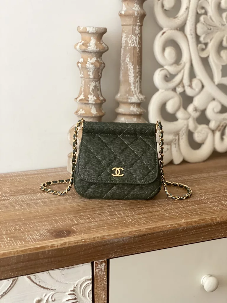 A good thing about a level is It's it! It's it! That's it! 22K hot black gold flap bag AP3004 🌷 Size: 11X12X5cm This time the flap bag is made of two different fabric versions ♥ ☘ One is the continuation of the classic caviar cowhide, and the other is the patent leather fabric that often appears in the 22K bag this year. Its body is not big enough to hold a mobile phone, but it can hold a necessary gadget such as a red cake car key. So it is not a small waste ticket in general, but! 💋 One of the highlights of this bag is that its overall square bag shape and round lines can play a very good role in decoration. The size of the bag is not small. It is just right for decoration. Whether it is a cardigan/overcoat in autumn and winter or a T-shirt and sweater in spring and summer, it is completely not abrupt. It is still the full texture of Chanel's house. All Chanel fans, come in quickly