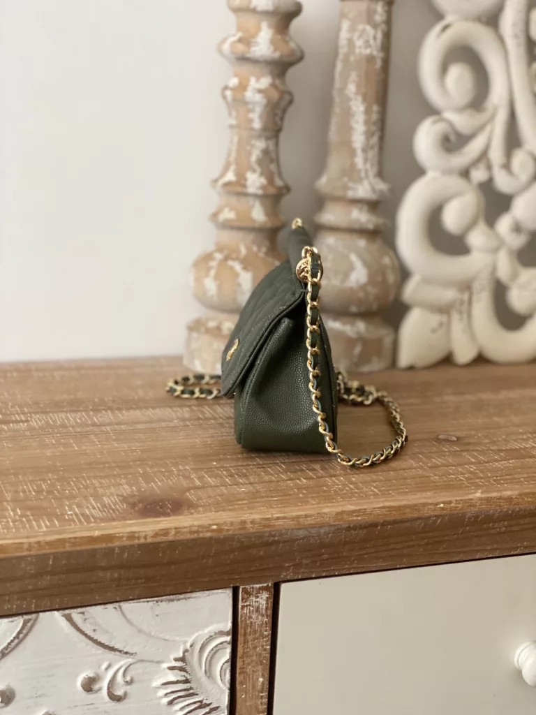 A good thing about a level is It's it! It's it! That's it! 22K hot black gold flap bag AP3004 🌷 Size: 11X12X5cm This time the flap bag is made of two different fabric versions ♥ ☘ One is the continuation of the classic caviar cowhide, and the other is the patent leather fabric that often appears in the 22K bag this year. Its body is not big enough to hold a mobile phone, but it can hold a necessary gadget such as a red cake car key. So it is not a small waste ticket in general, but! 💋 One of the highlights of this bag is that its overall square bag shape and round lines can play a very good role in decoration. The size of the bag is not small. It is just right for decoration. Whether it is a cardigan/overcoat in autumn and winter or a T-shirt and sweater in spring and summer, it is completely not abrupt. It is still the full texture of Chanel's house. All Chanel fans, come in quickly