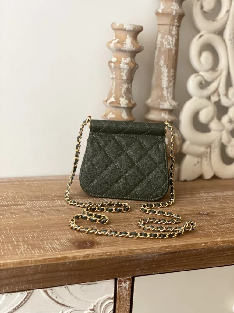 A good thing about a level is It's it! It's it! That's it! 22K hot black gold flap bag AP3004 🌷 Size: 11X12X5cm This time the flap bag is made of two different fabric versions ♥ ☘ One is the continuation of the classic caviar cowhide, and the other is the patent leather fabric that often appears in the 22K bag this year. Its body is not big enough to hold a mobile phone, but it can hold a necessary gadget such as a red cake car key. So it is not a small waste ticket in general, but! 💋 One of the highlights of this bag is that its overall square bag shape and round lines can play a very good role in decoration. The size of the bag is not small. It is just right for decoration. Whether it is a cardigan/overcoat in autumn and winter or a T-shirt and sweater in spring and summer, it is completely not abrupt. It is still the full texture of Chanel's house. All Chanel fans, come in quickly