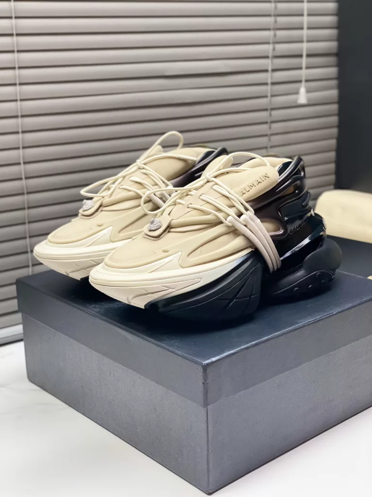 🔥BaLmain new 🪐 spaceship 🔥pure original version sneakers strong shipments heavy build All accessories are through the custom production of authentic cut pieces correct font electric embroidery thickness, location, size correct side TPU breathable holes match the Italian production of the original version , TPU soft sole original consistent 