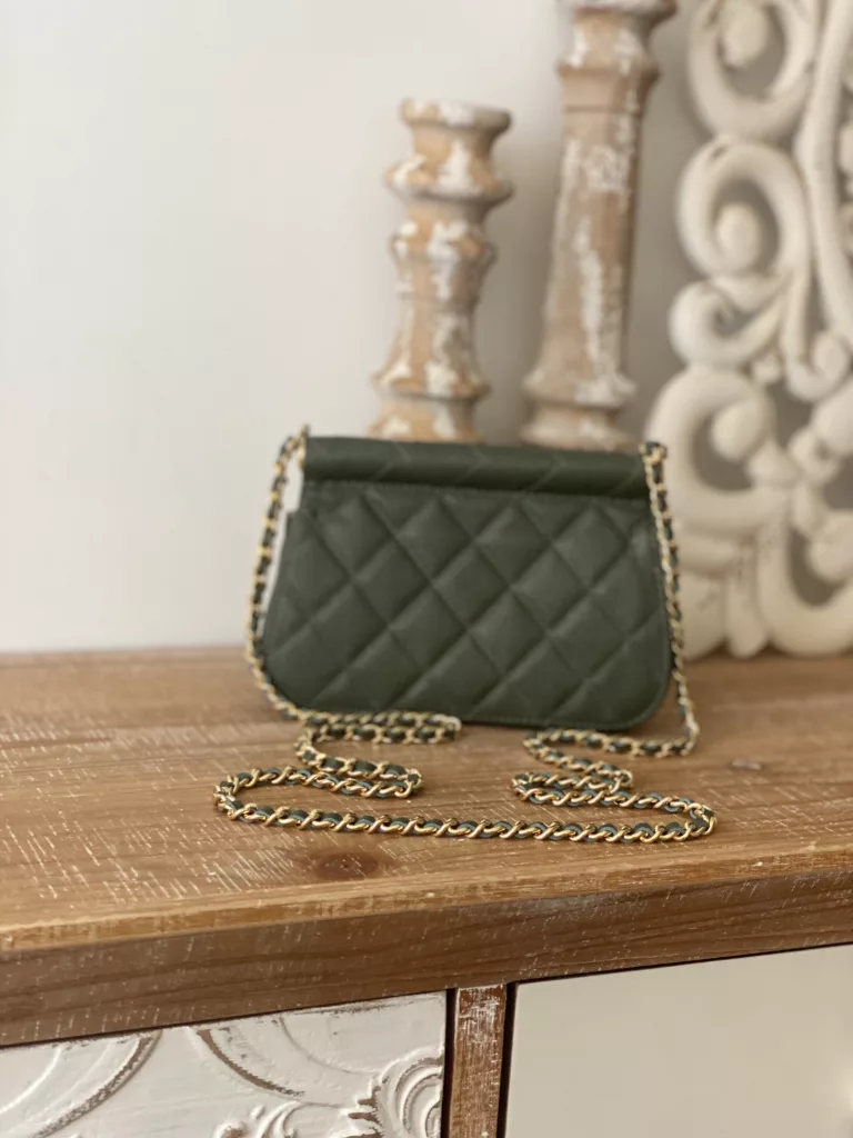 A good thing about a level is It's it! It's it! That's it! 22K hot black gold flap bag AP3004 🌷 Size: 11X12X5cm This time the flap bag is made of two different fabric versions ♥ ☘ One is the continuation of the classic caviar cowhide, and the other is the patent leather fabric that often appears in the 22K bag this year. Its body is not big enough to hold a mobile phone, but it can hold a necessary gadget such as a red cake car key. So it is not a small waste ticket in general, but! 💋 One of the highlights of this bag is that its overall square bag shape and round lines can play a very good role in decoration. The size of the bag is not small. It is just right for decoration. Whether it is a cardigan/overcoat in autumn and winter or a T-shirt and sweater in spring and summer, it is completely not abrupt. It is still the full texture of Chanel's house. All Chanel fans, come in quickly