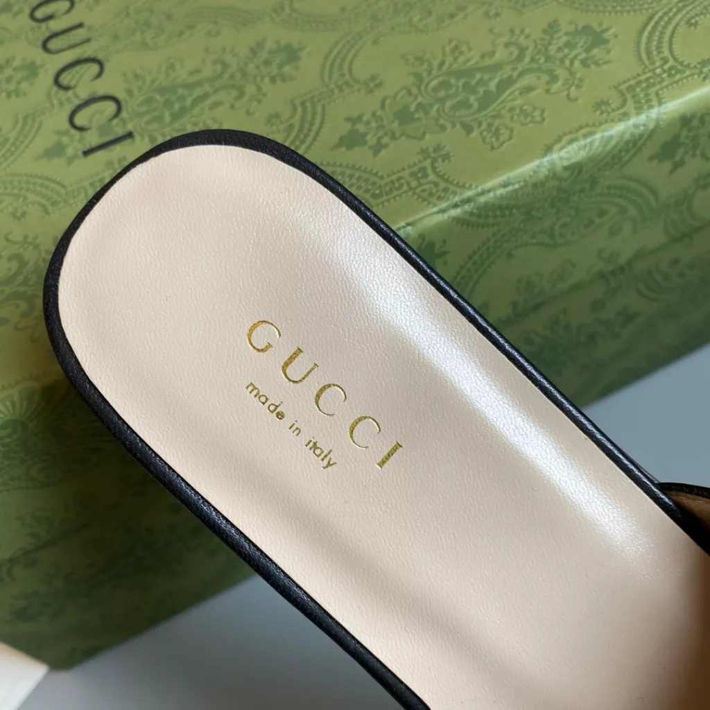 Gucci new metallic alphabet logo slippers<br>Top quality uppers imported calfskin, mixed sheep skin, the original custom hardware, imported leather outsole<br>Size: 35-39