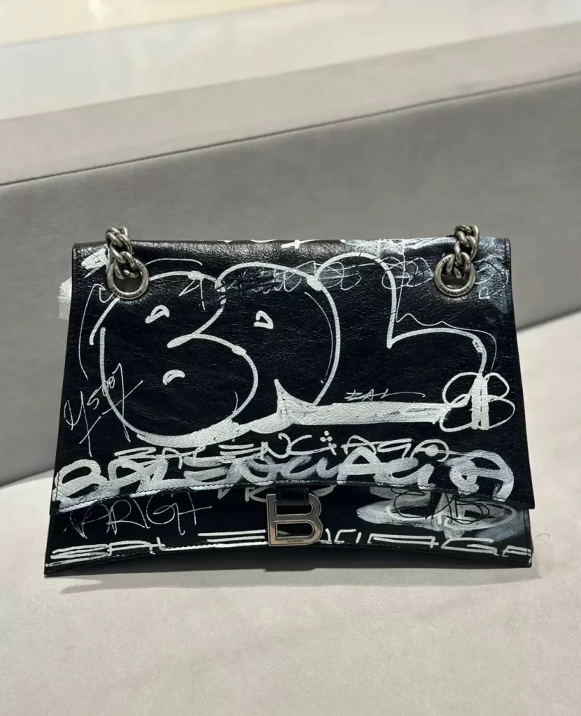 [Medium Graffiti Black] Spoiler | New wave of fried funds 🔥 Would black silver graffiti be too beautiful 😄 𝐁𝐚𝐥𝐞𝐧𝐜𝐢𝐚𝐠𝐚𝐚𝐚 crush most fragrant hourglass chain bag 🛍 The latest Crush quilted chain bag is on the stage! Pay tribute to the classic and unique iconic arc shape, which is very recognizable, and makes people look bright at a glance. Break the traditional rigid bag type leather, soft and multi-layered capacity, large shoulder strap, which can be freely switched to the single-shoulder cross-body back method, and the casual and atmospheric style will face Lai 🉑 Women and men are in the same boat. Hurry up! Model No.: 716393 Medium size: bottom length 31 x height 20 x width 12 cm