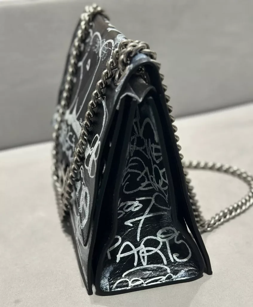 [Medium Graffiti Black] Spoiler | New wave of fried funds 🔥 Would black silver graffiti be too beautiful 😄 𝐁𝐚𝐥𝐞𝐧𝐜𝐢𝐚𝐠𝐚𝐚𝐚 crush most fragrant hourglass chain bag 🛍 The latest Crush quilted chain bag is on the stage! Pay tribute to the classic and unique iconic arc shape, which is very recognizable, and makes people look bright at a glance. Break the traditional rigid bag type leather, soft and multi-layered capacity, large shoulder strap, which can be freely switched to the single-shoulder cross-body back method, and the casual and atmospheric style will face Lai 🉑 Women and men are in the same boat. Hurry up! Model No.: 716393 Medium size: bottom length 31 x height 20 x width 12 cm