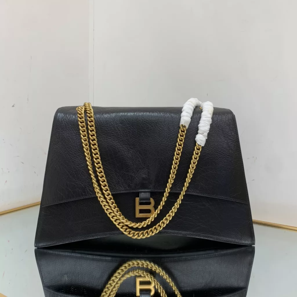 𝐁𝐚𝐥𝐞𝐧𝐜𝐢𝐚𝐠𝐚𝐚𝐚 crush most fragrant hourglass chain bag 🛍 The latest Crush pleated chain bag is on the stage! Pay tribute to the classic and unique iconic arc shape, which is very recognizable, and makes people look bright at a glance. Break the traditional rigid bag type leather, soft and multi-layered capacity, large shoulder strap, which can be freely switched to the single-shoulder cross-body back method, and the casual and atmospheric style will face Lai 🉑 Women and men are in the same boat. Hurry up! Model No.: 92832