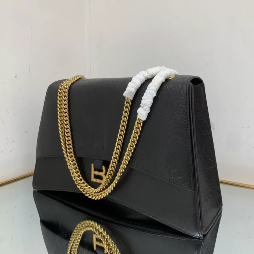 𝐁𝐚𝐥𝐞𝐧𝐜𝐢𝐚𝐠𝐚𝐚𝐚 crush most fragrant hourglass chain bag 🛍 The latest Crush pleated chain bag is on the stage! Pay tribute to the classic and unique iconic arc shape, which is very recognizable, and makes people look bright at a glance. Break the traditional rigid bag type leather, soft and multi-layered capacity, large shoulder strap, which can be freely switched to the single-shoulder cross-body back method, and the casual and atmospheric style will face Lai 🉑 Women and men are in the same boat. Hurry up! Model No.: 92832