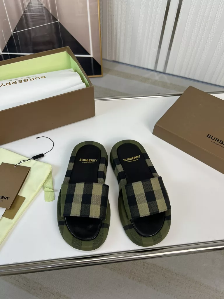 🔥 Burberry. Official website 1:1 couples explosive hot 👩‍❤️‍👨 TB LOGO exclusive label pattern, classic hemp woven shoes, using flexible sheepskin material, TB decorative exclusive logo pattern.<br>Upper: 100% original fabric<br>Lining: 100% sheepskin<br>Sole: 100% rubber / PU<br>SIZE : 35-46 (45.46 non-refundable)