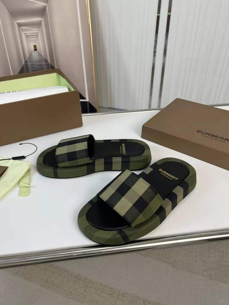 🔥 Burberry. Official website 1:1 couples explosive hot 👩‍❤️‍👨 TB LOGO exclusive label pattern, classic hemp woven shoes, using flexible sheepskin material, TB decorative exclusive logo pattern.<br>Upper: 100% original fabric<br>Lining: 100% sheepskin<br>Sole: 100% rubber / PU<br>SIZE : 35-46 (45.46 non-refundable)