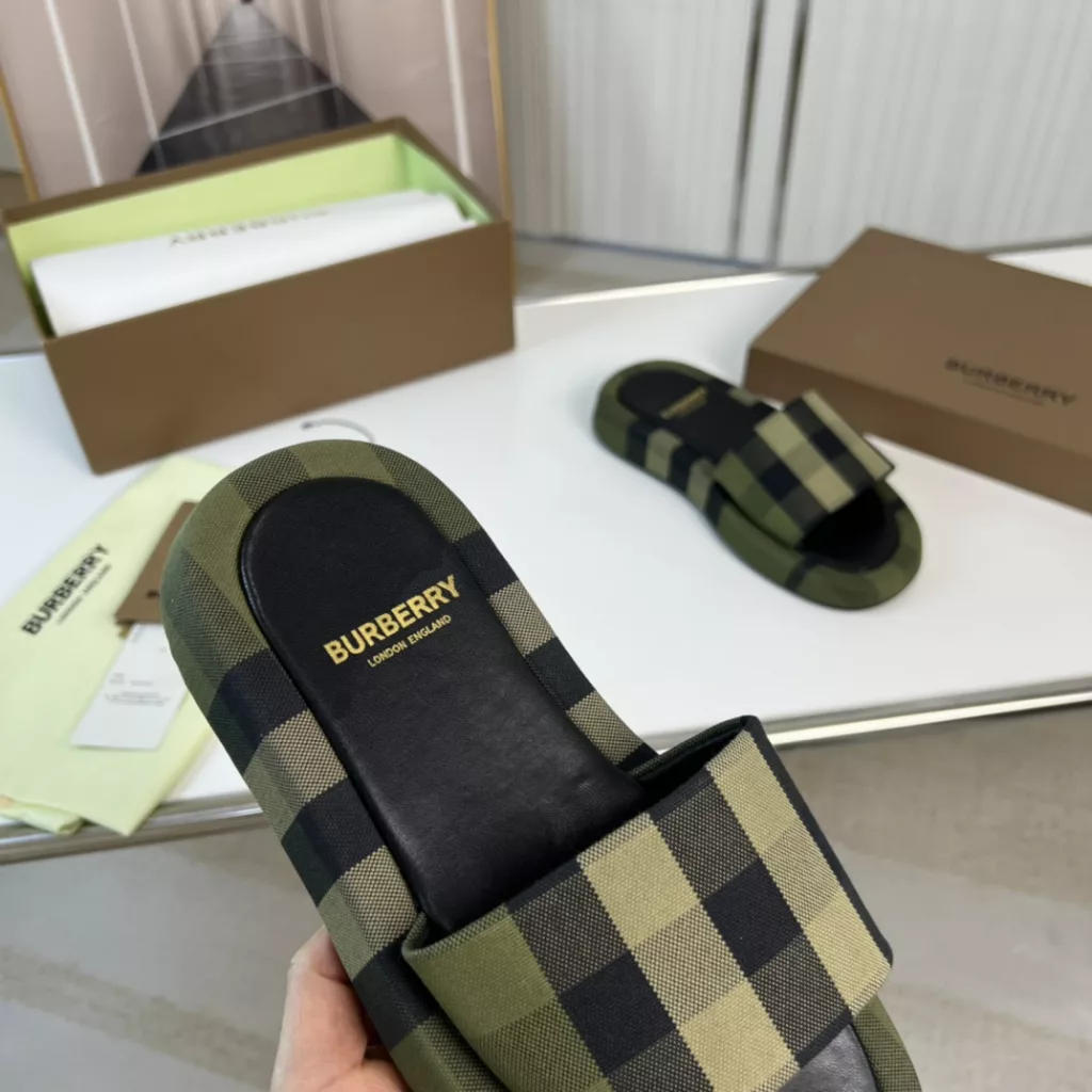 🔥 Burberry. Official website 1:1 couples explosive hot 👩‍❤️‍👨 TB LOGO exclusive label pattern, classic hemp woven shoes, using flexible sheepskin material, TB decorative exclusive logo pattern.<br>Upper: 100% original fabric<br>Lining: 100% sheepskin<br>Sole: 100% rubber / PU<br>SIZE : 35-46 (45.46 non-refundable)