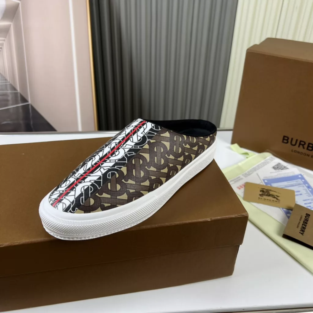 🔥 Burberry. Official website 1:1 couples explosive hot 👩‍❤️‍👨 TB LOGO exclusive label pattern, classic hemp woven shoes, using flexible sheepskin material, TB decorative exclusive logo pattern.<br>Upper: 100% original fabric<br>Lining: 100% sheepskin<br>Sole: 100% rubber / PU<br>SIZE : 35-46 (45.46 non-refundable)