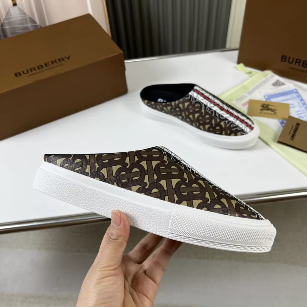 🔥 Burberry. Official website 1:1 couples explosive hot 👩‍❤️‍👨 TB LOGO exclusive label pattern, classic hemp woven shoes, using flexible sheepskin material, TB decorative exclusive logo pattern.<br>Upper: 100% original fabric<br>Lining: 100% sheepskin<br>Sole: 100% rubber / PU<br>SIZE : 35-46 (45.46 non-refundable)