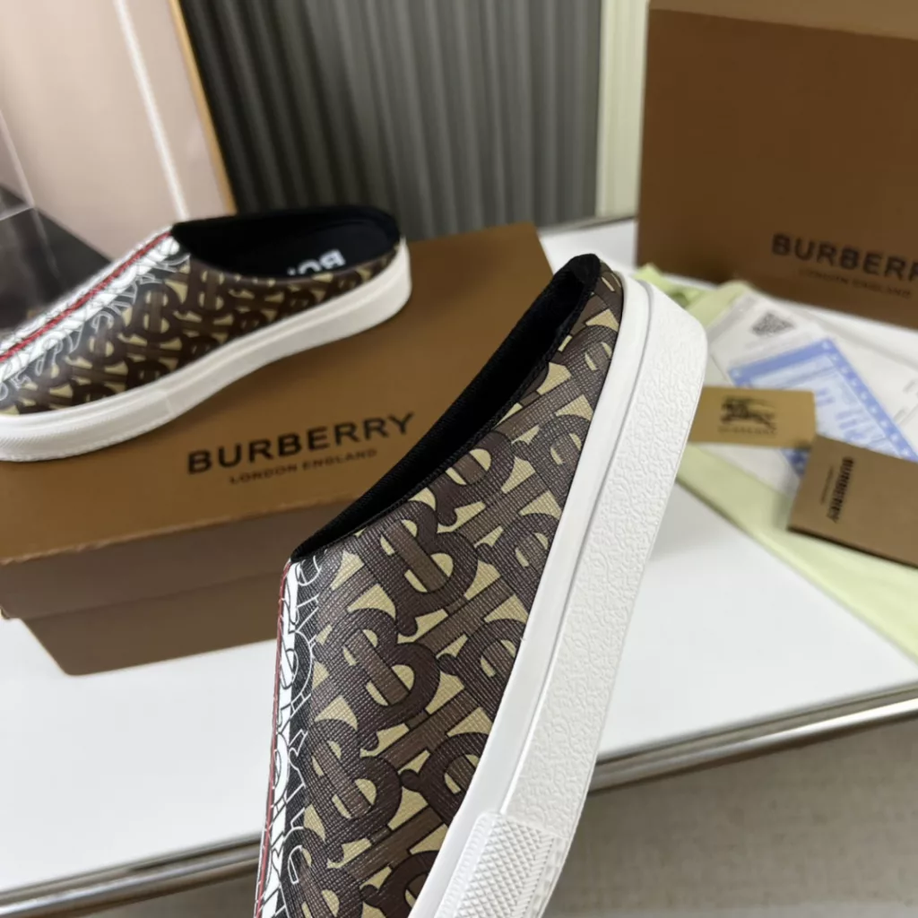 🔥 Burberry. Official website 1:1 couples explosive hot 👩‍❤️‍👨 TB LOGO exclusive label pattern, classic hemp woven shoes, using flexible sheepskin material, TB decorative exclusive logo pattern.<br>Upper: 100% original fabric<br>Lining: 100% sheepskin<br>Sole: 100% rubber / PU<br>SIZE : 35-46 (45.46 non-refundable)