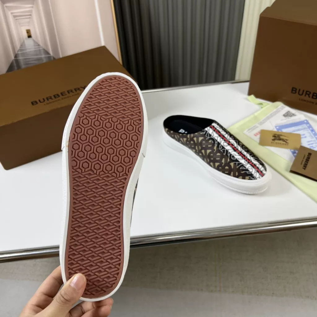 🔥 Burberry. Official website 1:1 couples explosive hot 👩‍❤️‍👨 TB LOGO exclusive label pattern, classic hemp woven shoes, using flexible sheepskin material, TB decorative exclusive logo pattern.<br>Upper: 100% original fabric<br>Lining: 100% sheepskin<br>Sole: 100% rubber / PU<br>SIZE : 35-46 (45.46 non-refundable)