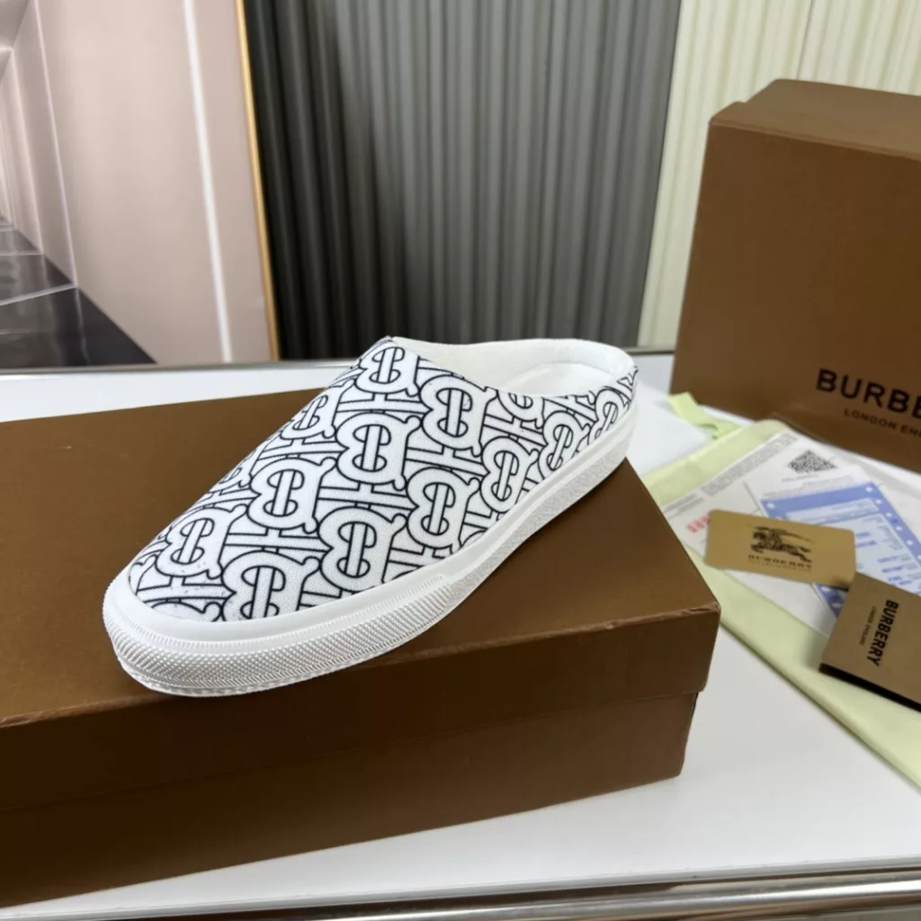 🔥 Burberry. Official website 1:1 couples explosive hot 👩‍❤️‍👨 TB LOGO exclusive label pattern, classic hemp woven shoes, using flexible sheepskin material, TB decorative exclusive logo pattern.<br>Upper: 100% original fabric<br>Lining: 100% sheepskin<br>Sole: 100% rubber / PU<br>SIZE : 35-46 (45.46 non-refundable)