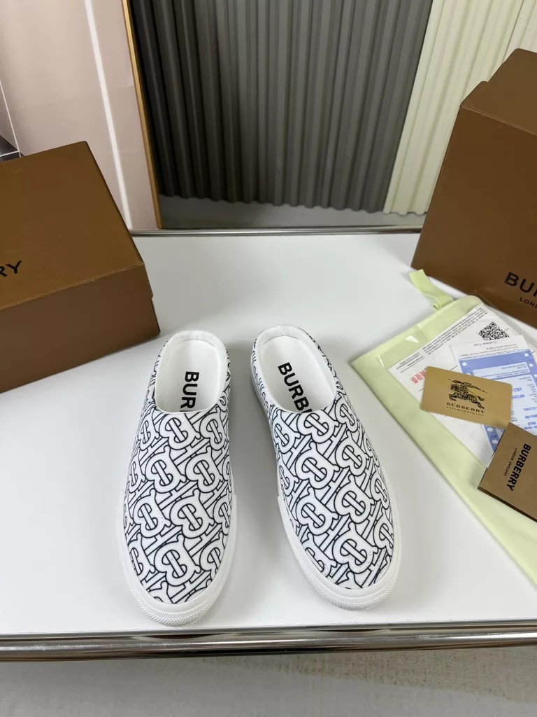 🔥 Burberry. Official website 1:1 couples explosive hot 👩‍❤️‍👨 TB LOGO exclusive label pattern, classic hemp woven shoes, using flexible sheepskin material, TB decorative exclusive logo pattern.<br>Upper: 100% original fabric<br>Lining: 100% sheepskin<br>Sole: 100% rubber / PU<br>SIZE : 35-46 (45.46 non-refundable)