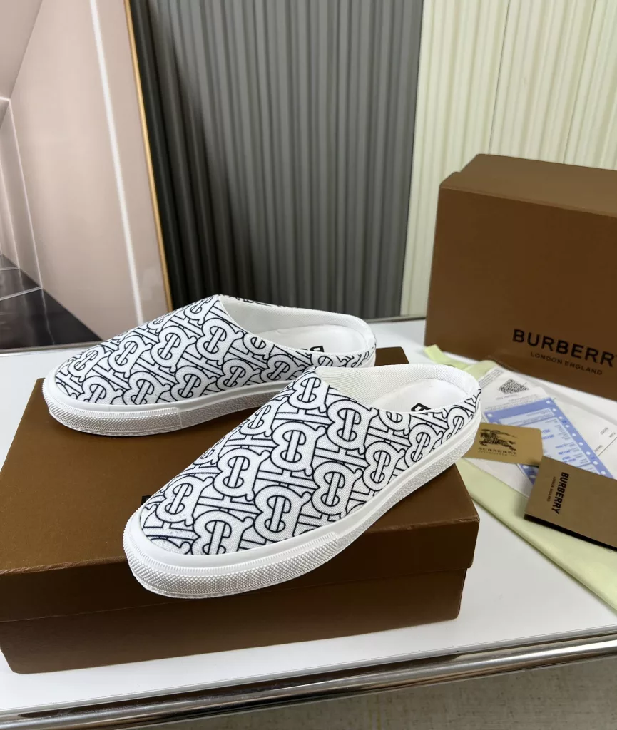 🔥 Burberry. Official website 1:1 couples explosive hot 👩‍❤️‍👨 TB LOGO exclusive label pattern, classic hemp woven shoes, using flexible sheepskin material, TB decorative exclusive logo pattern.<br>Upper: 100% original fabric<br>Lining: 100% sheepskin<br>Sole: 100% rubber / PU<br>SIZE : 35-46 (45.46 non-refundable)