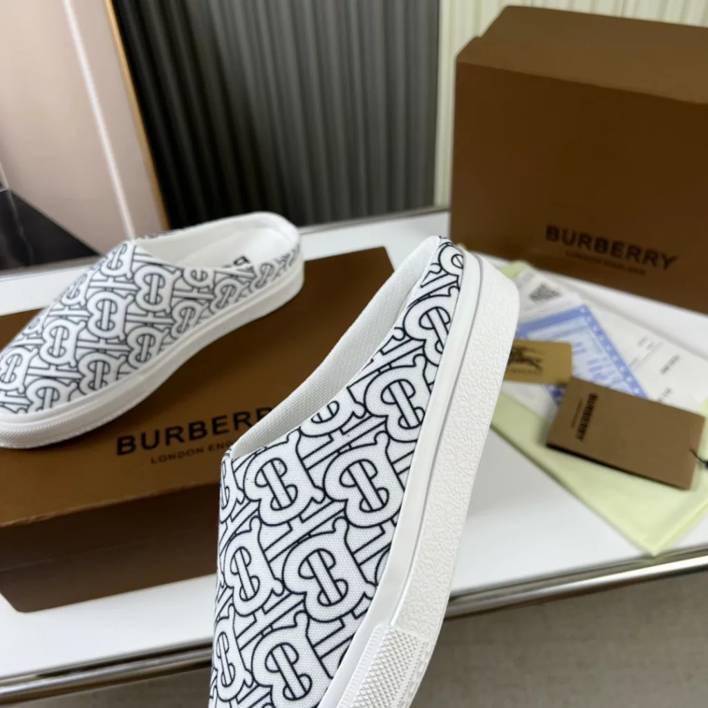 🔥 Burberry. Official website 1:1 couples explosive hot 👩‍❤️‍👨 TB LOGO exclusive label pattern, classic hemp woven shoes, using flexible sheepskin material, TB decorative exclusive logo pattern.<br>Upper: 100% original fabric<br>Lining: 100% sheepskin<br>Sole: 100% rubber / PU<br>SIZE : 35-46 (45.46 non-refundable)