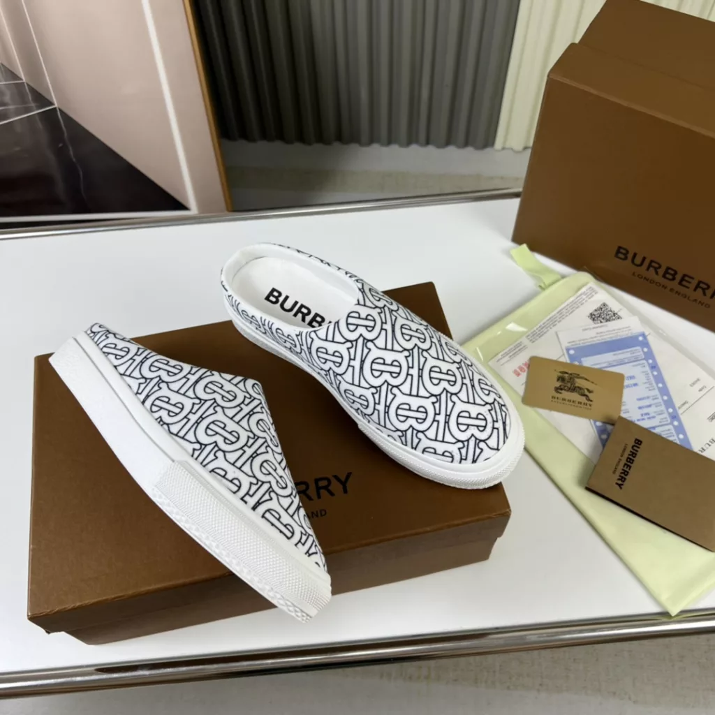 🔥 Burberry. Official website 1:1 couples explosive hot 👩‍❤️‍👨 TB LOGO exclusive label pattern, classic hemp woven shoes, using flexible sheepskin material, TB decorative exclusive logo pattern.<br>Upper: 100% original fabric<br>Lining: 100% sheepskin<br>Sole: 100% rubber / PU<br>SIZE : 35-46 (45.46 non-refundable)