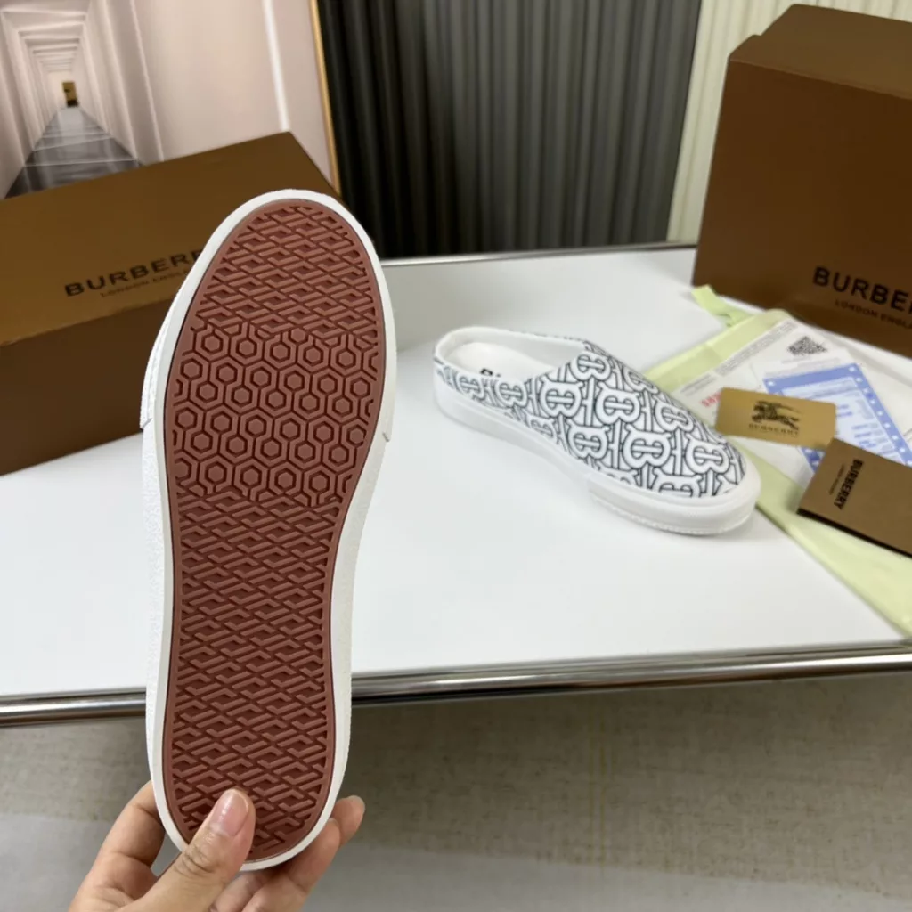 🔥 Burberry. Official website 1:1 couples explosive hot 👩‍❤️‍👨 TB LOGO exclusive label pattern, classic hemp woven shoes, using flexible sheepskin material, TB decorative exclusive logo pattern.<br>Upper: 100% original fabric<br>Lining: 100% sheepskin<br>Sole: 100% rubber / PU<br>SIZE : 35-46 (45.46 non-refundable)