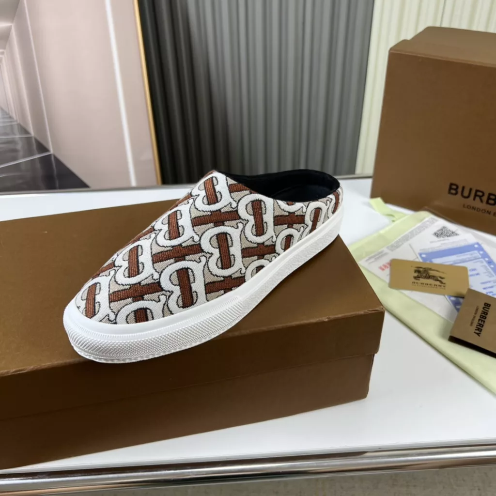 🔥 Burberry. Official website 1:1 couples explosive hot 👩‍❤️‍👨 TB LOGO exclusive label pattern, classic hemp woven shoes, using flexible sheepskin material, TB decorative exclusive logo pattern.<br>Upper: 100% original fabric<br>Lining: 100% sheepskin<br>Sole: 100% rubber / PU<br>SIZE : 35-46 (45.46 non-refundable)