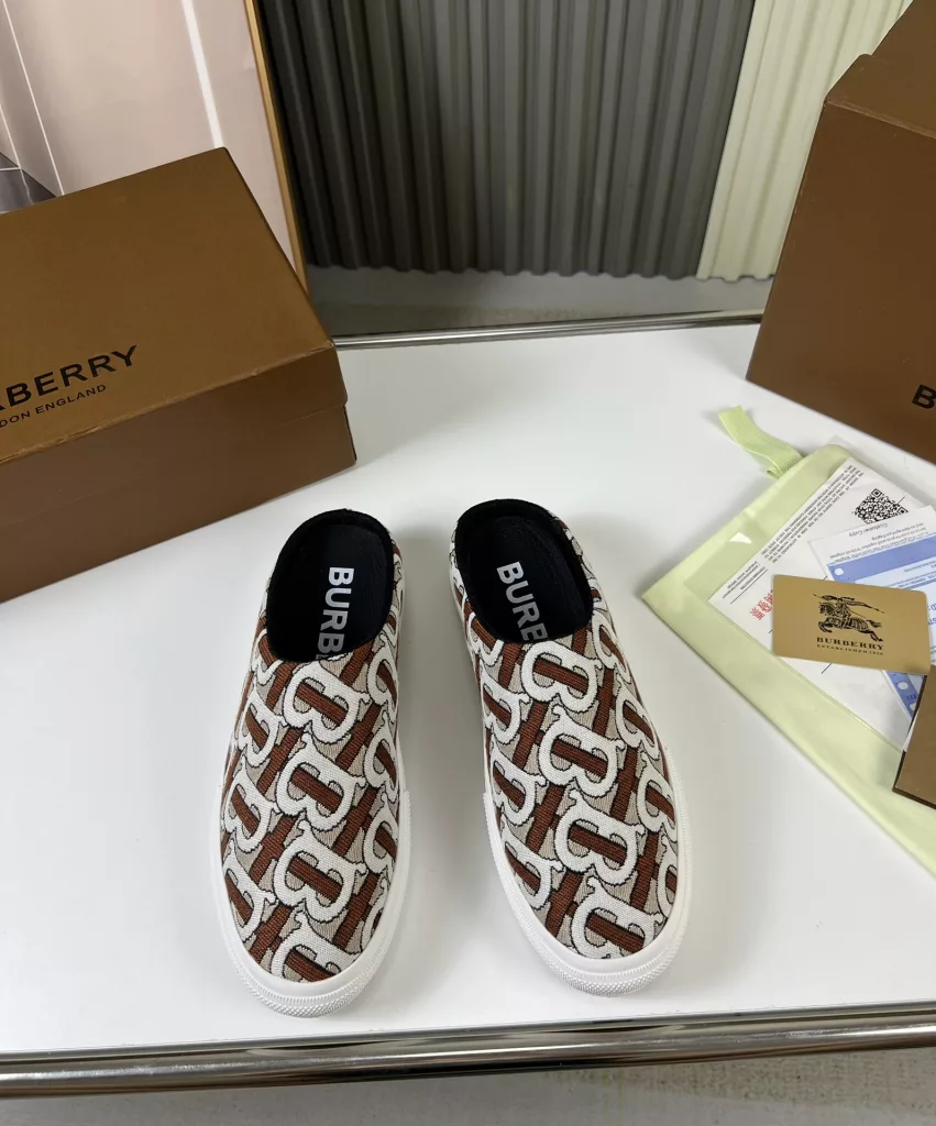 🔥 Burberry. Official website 1:1 couples explosive hot 👩‍❤️‍👨 TB LOGO exclusive label pattern, classic hemp woven shoes, using flexible sheepskin material, TB decorative exclusive logo pattern.<br>Upper: 100% original fabric<br>Lining: 100% sheepskin<br>Sole: 100% rubber / PU<br>SIZE : 35-46 (45.46 non-refundable)