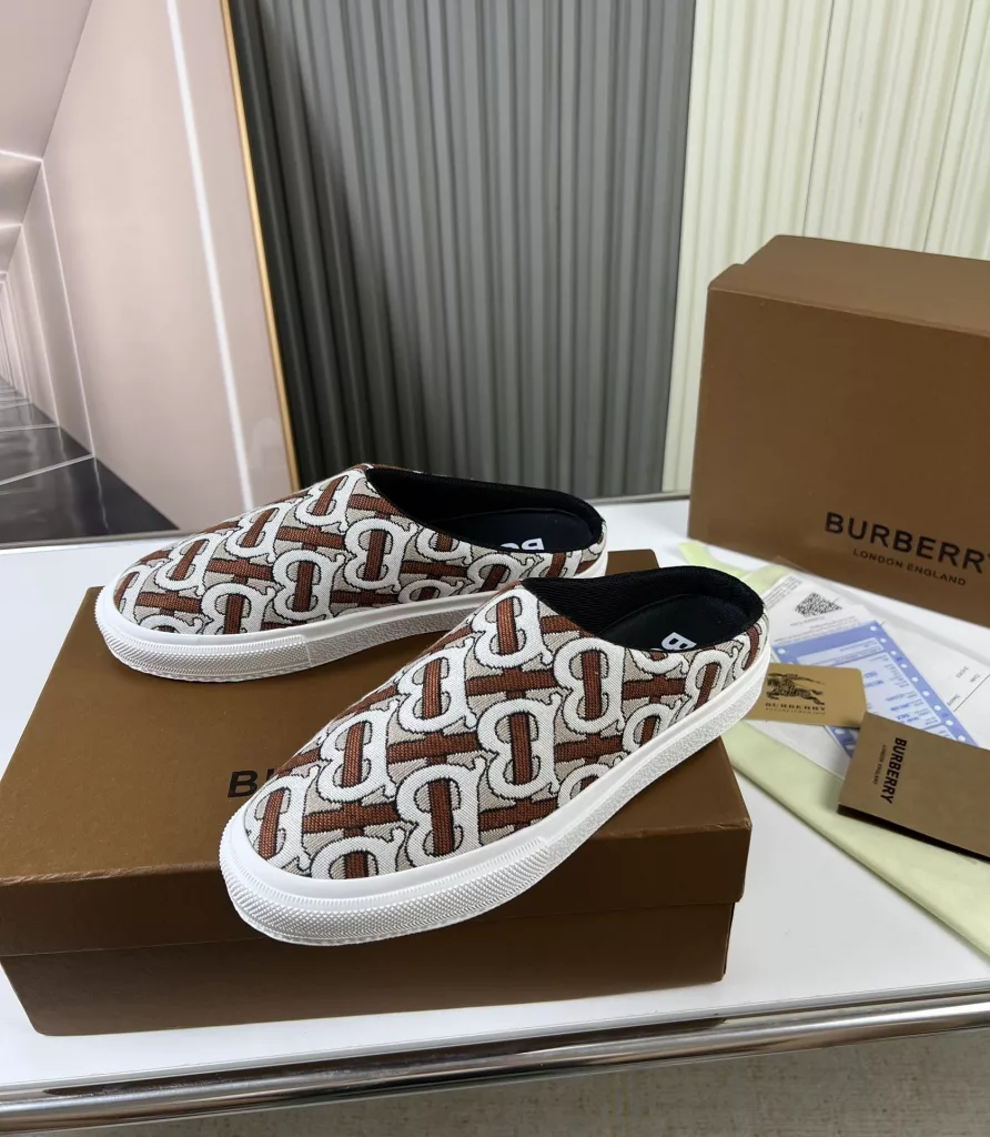 🔥 Burberry. Official website 1:1 couples explosive hot 👩‍❤️‍👨 TB LOGO exclusive label pattern, classic hemp woven shoes, using flexible sheepskin material, TB decorative exclusive logo pattern.<br>Upper: 100% original fabric<br>Lining: 100% sheepskin<br>Sole: 100% rubber / PU<br>SIZE : 35-46 (45.46 non-refundable)