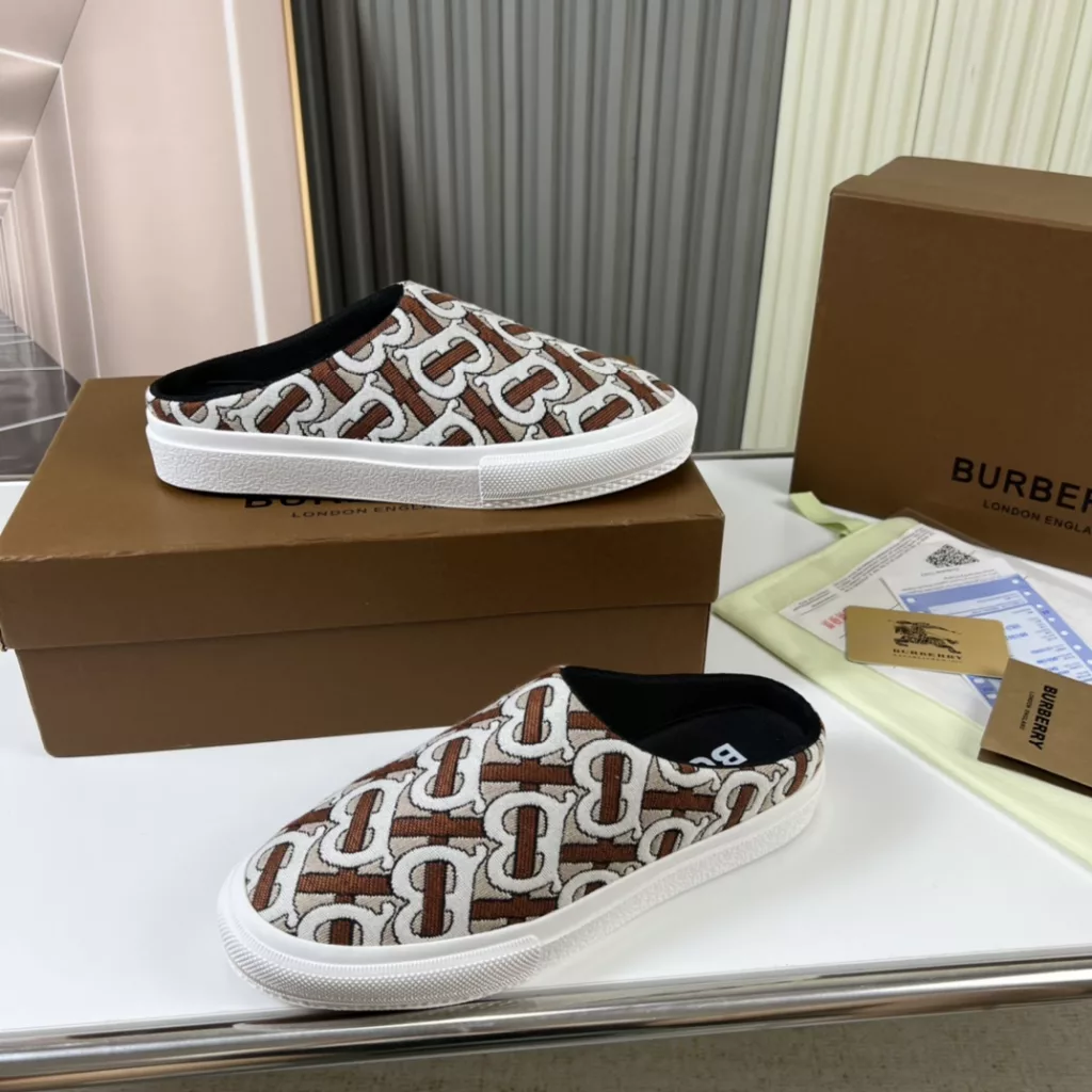 🔥 Burberry. Official website 1:1 couples explosive hot 👩‍❤️‍👨 TB LOGO exclusive label pattern, classic hemp woven shoes, using flexible sheepskin material, TB decorative exclusive logo pattern.<br>Upper: 100% original fabric<br>Lining: 100% sheepskin<br>Sole: 100% rubber / PU<br>SIZE : 35-46 (45.46 non-refundable)