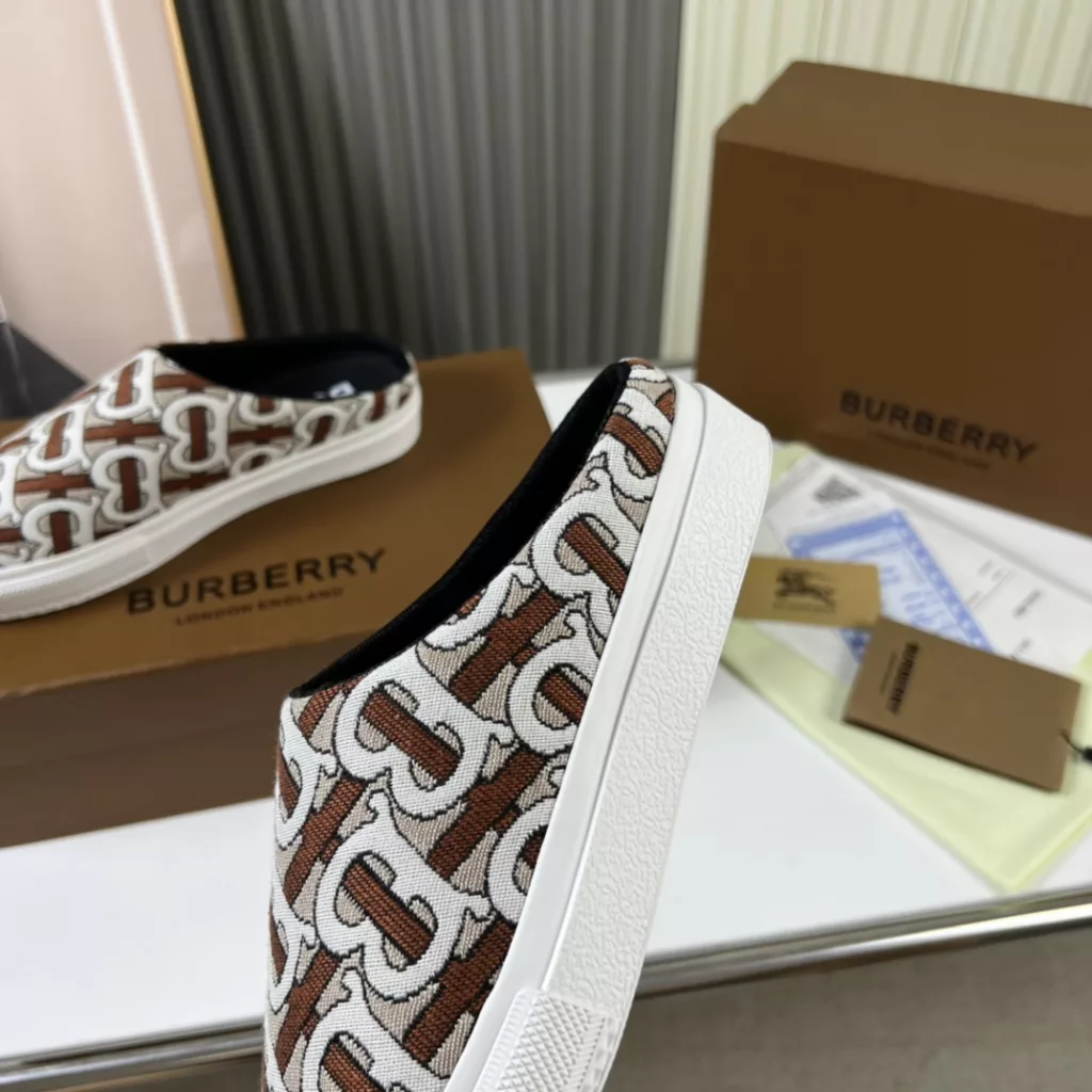 🔥 Burberry. Official website 1:1 couples explosive hot 👩‍❤️‍👨 TB LOGO exclusive label pattern, classic hemp woven shoes, using flexible sheepskin material, TB decorative exclusive logo pattern.<br>Upper: 100% original fabric<br>Lining: 100% sheepskin<br>Sole: 100% rubber / PU<br>SIZE : 35-46 (45.46 non-refundable)