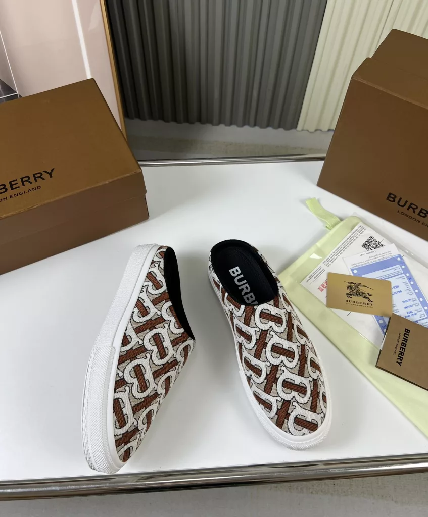 🔥 Burberry. Official website 1:1 couples explosive hot 👩‍❤️‍👨 TB LOGO exclusive label pattern, classic hemp woven shoes, using flexible sheepskin material, TB decorative exclusive logo pattern.<br>Upper: 100% original fabric<br>Lining: 100% sheepskin<br>Sole: 100% rubber / PU<br>SIZE : 35-46 (45.46 non-refundable)