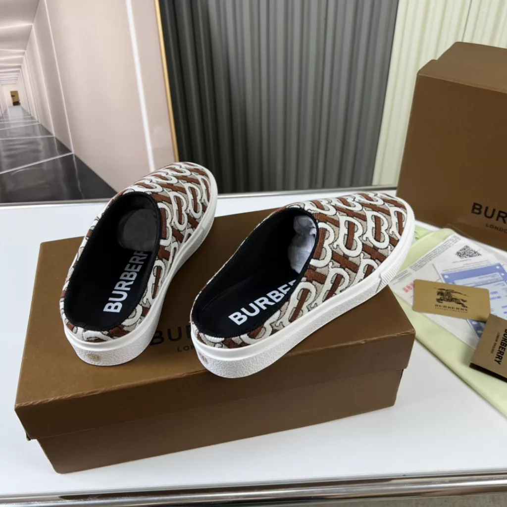 🔥 Burberry. Official website 1:1 couples explosive hot 👩‍❤️‍👨 TB LOGO exclusive label pattern, classic hemp woven shoes, using flexible sheepskin material, TB decorative exclusive logo pattern.<br>Upper: 100% original fabric<br>Lining: 100% sheepskin<br>Sole: 100% rubber / PU<br>SIZE : 35-46 (45.46 non-refundable)