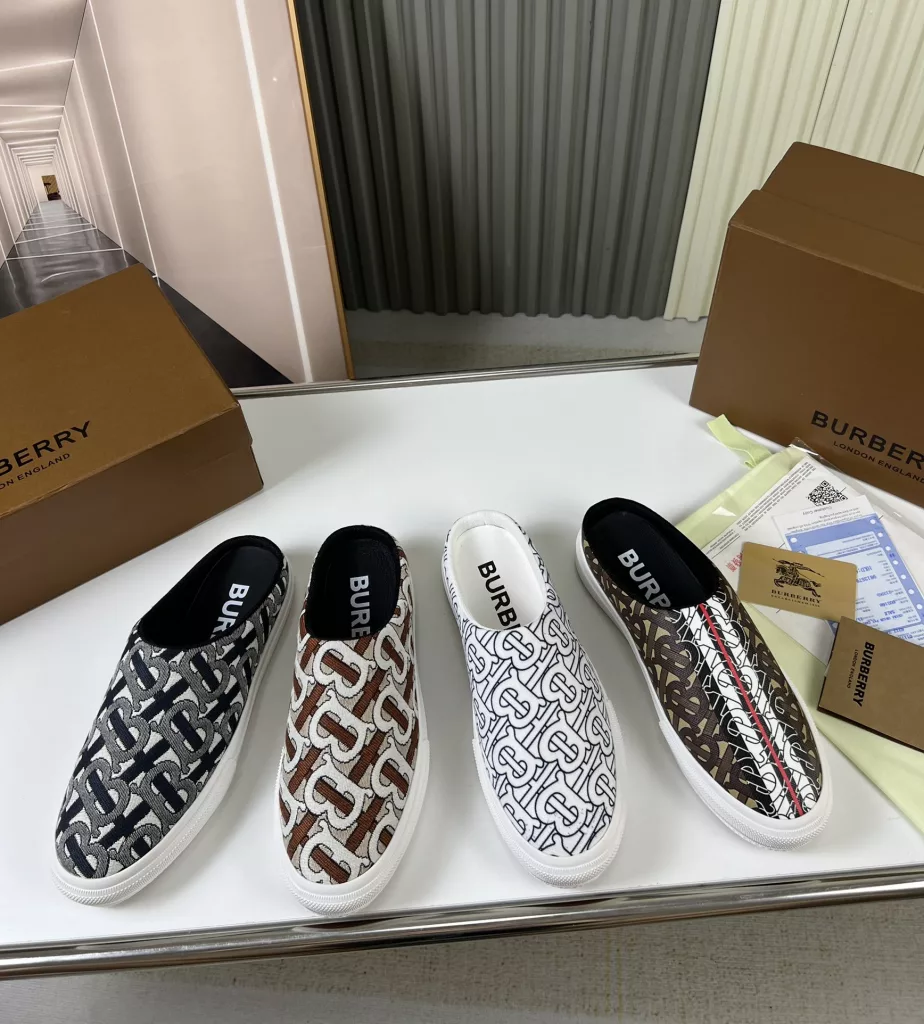 🔥 Burberry. Official website 1:1 couples explosive hot 👩‍❤️‍👨 TB LOGO exclusive label pattern, classic hemp woven shoes, using flexible sheepskin material, TB decorative exclusive logo pattern.<br>Upper: 100% original fabric<br>Lining: 100% sheepskin<br>Sole: 100% rubber / PU<br>SIZE : 35-46 (45.46 non-refundable)