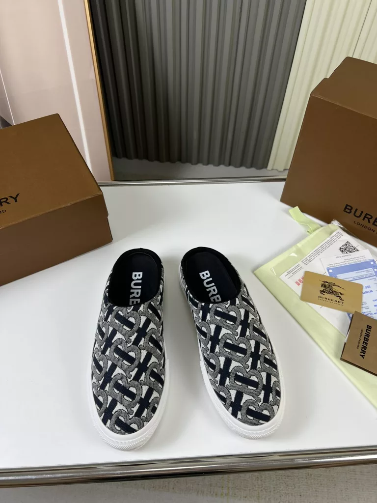 🔥 Burberry. Official website 1:1 couples explosive hot 👩‍❤️‍👨 TB LOGO exclusive label pattern, classic hemp woven shoes, using flexible sheepskin material, TB decorative exclusive logo pattern.<br>Upper: 100% original fabric<br>Lining: 100% sheepskin<br>Sole: 100% rubber / PU<br>SIZE : 35-46 (45.46 non-refundable)