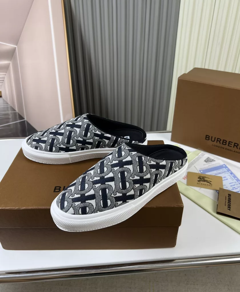 🔥 Burberry. Official website 1:1 couples explosive hot 👩‍❤️‍👨 TB LOGO exclusive label pattern, classic hemp woven shoes, using flexible sheepskin material, TB decorative exclusive logo pattern.<br>Upper: 100% original fabric<br>Lining: 100% sheepskin<br>Sole: 100% rubber / PU<br>SIZE : 35-46 (45.46 non-refundable)