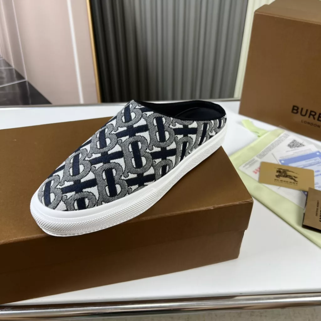 🔥 Burberry. Official website 1:1 couples explosive hot 👩‍❤️‍👨 TB LOGO exclusive label pattern, classic hemp woven shoes, using flexible sheepskin material, TB decorative exclusive logo pattern.<br>Upper: 100% original fabric<br>Lining: 100% sheepskin<br>Sole: 100% rubber / PU<br>SIZE : 35-46 (45.46 non-refundable)