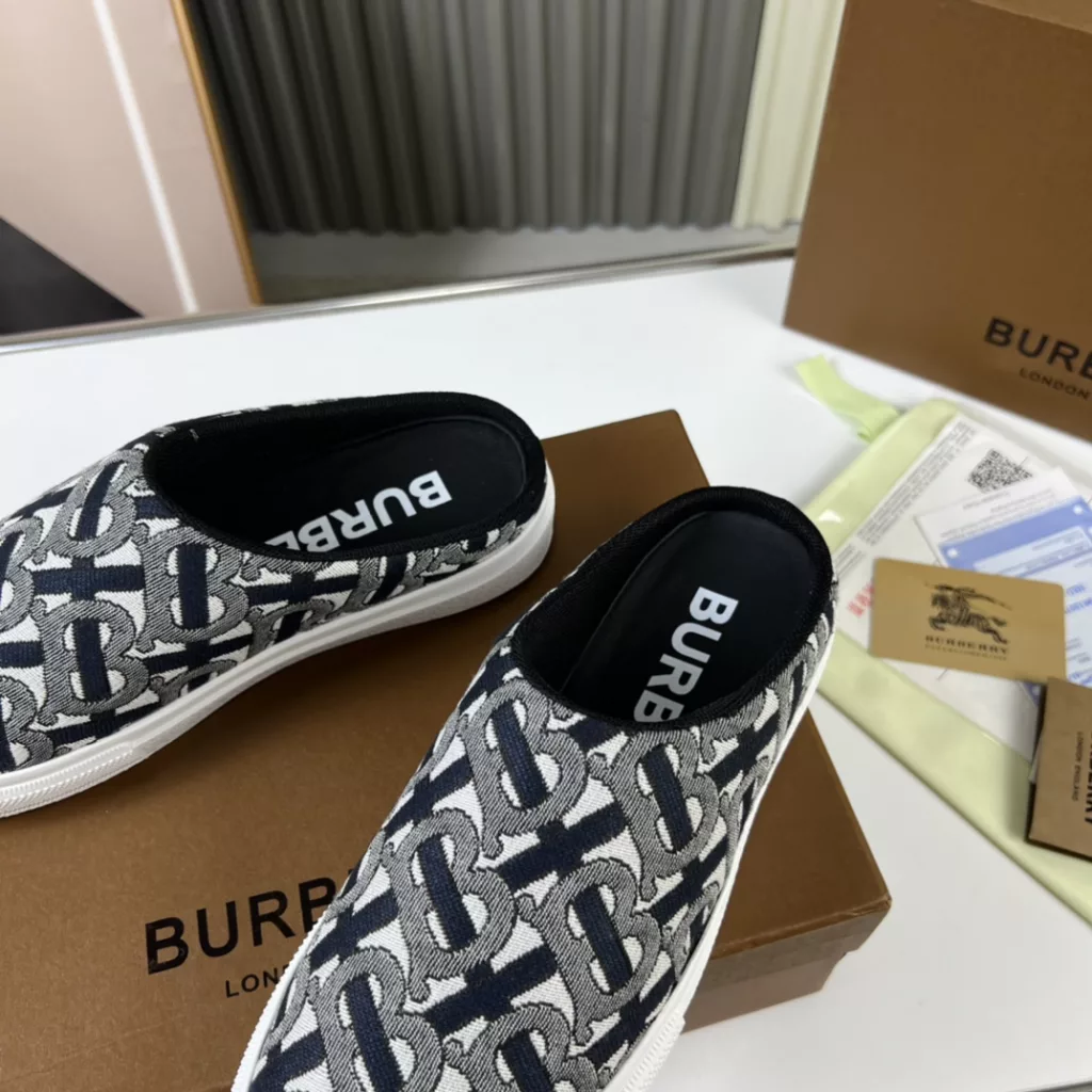 🔥 Burberry. Official website 1:1 couples explosive hot 👩‍❤️‍👨 TB LOGO exclusive label pattern, classic hemp woven shoes, using flexible sheepskin material, TB decorative exclusive logo pattern.<br>Upper: 100% original fabric<br>Lining: 100% sheepskin<br>Sole: 100% rubber / PU<br>SIZE : 35-46 (45.46 non-refundable)