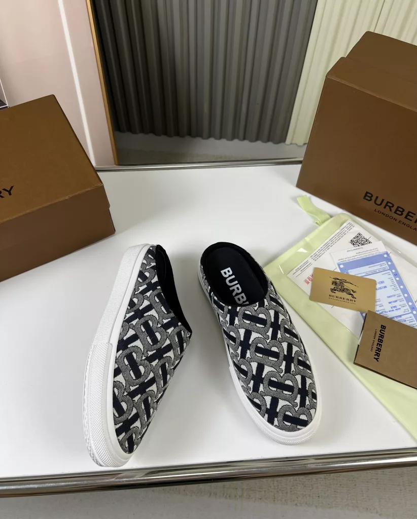 🔥 Burberry. Official website 1:1 couples explosive hot 👩‍❤️‍👨 TB LOGO exclusive label pattern, classic hemp woven shoes, using flexible sheepskin material, TB decorative exclusive logo pattern.<br>Upper: 100% original fabric<br>Lining: 100% sheepskin<br>Sole: 100% rubber / PU<br>SIZE : 35-46 (45.46 non-refundable)