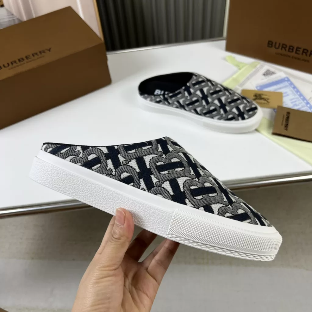 🔥 Burberry. Official website 1:1 couples explosive hot 👩‍❤️‍👨 TB LOGO exclusive label pattern, classic hemp woven shoes, using flexible sheepskin material, TB decorative exclusive logo pattern.<br>Upper: 100% original fabric<br>Lining: 100% sheepskin<br>Sole: 100% rubber / PU<br>SIZE : 35-46 (45.46 non-refundable)